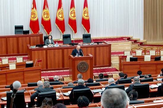 Алмазбек Атамбаев - Парламент Киргизии приступил к рассмотрению вопроса о снятии неприкосновенности с Атамбаева - pnp.ru - Киргизия - Бишкек