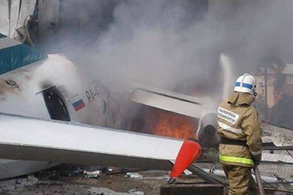 Два пилота погибли, 7 человек ранены при аварийной посадке Ан-24 в Нижнеангарске