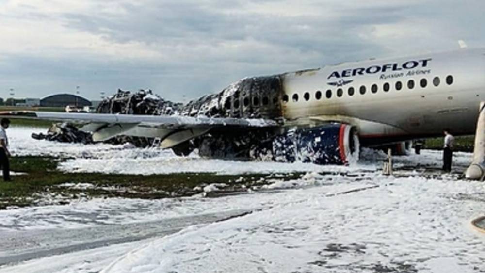 В одиночку спасла 40 пассажиров: Стюардесса сгоревшего Ан-24 совершила невозможное для экипажа SSJ в Шереметьеве
