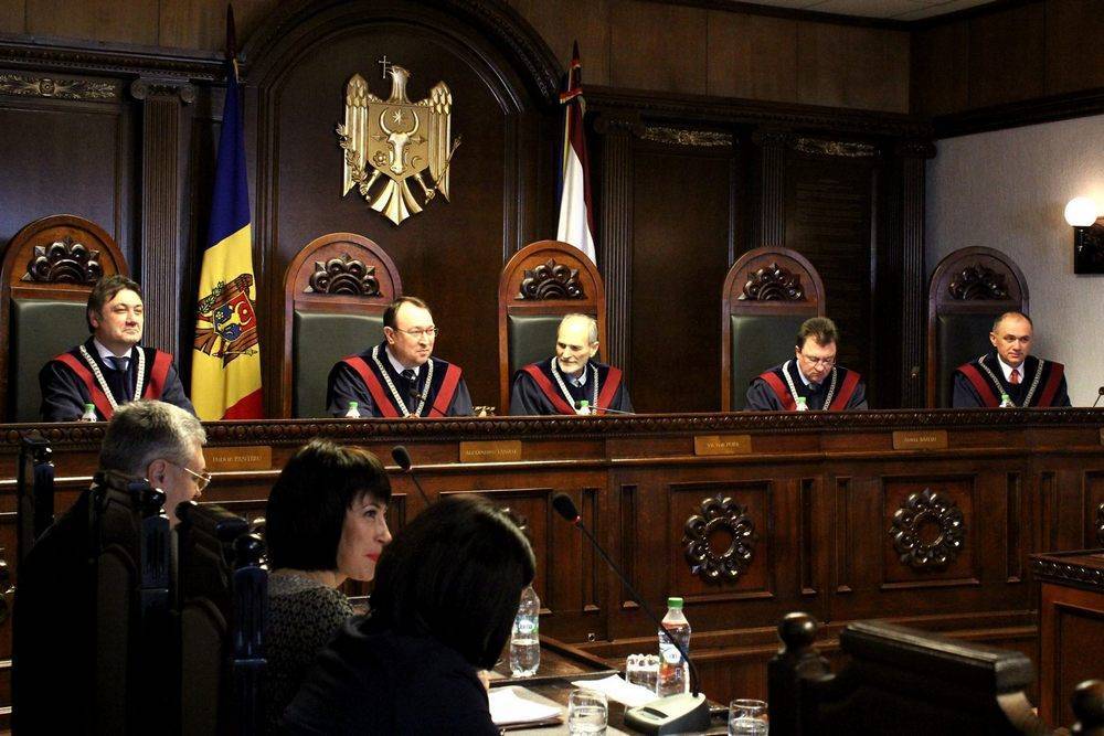 Конституционный суд Молдовы в полном составе подал в отставку