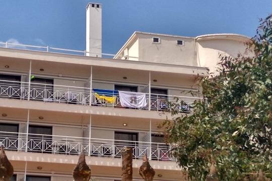 Украинцев выселили из отеля в Греции из-за вывешенных национальных флагов