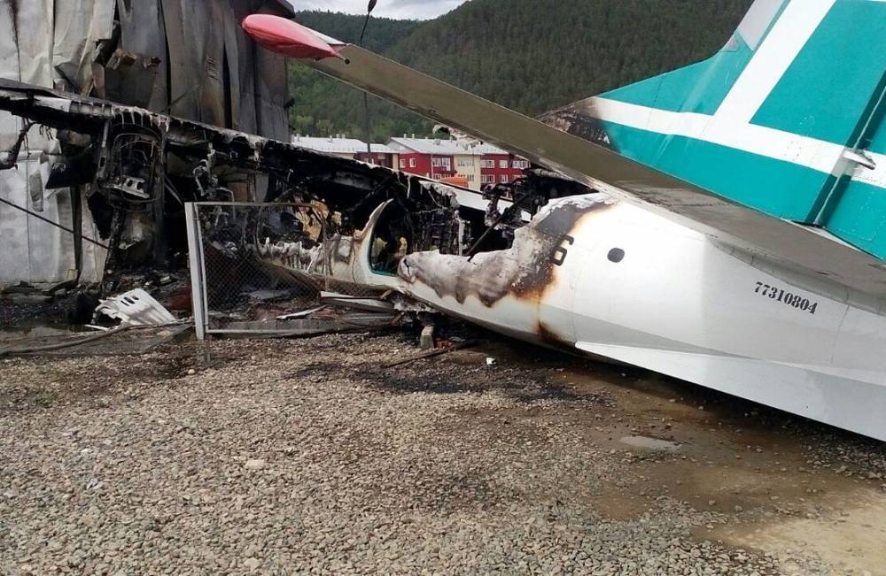 В Бурятии стюардесса и второй пилот спасались из горящего самолёта через окна