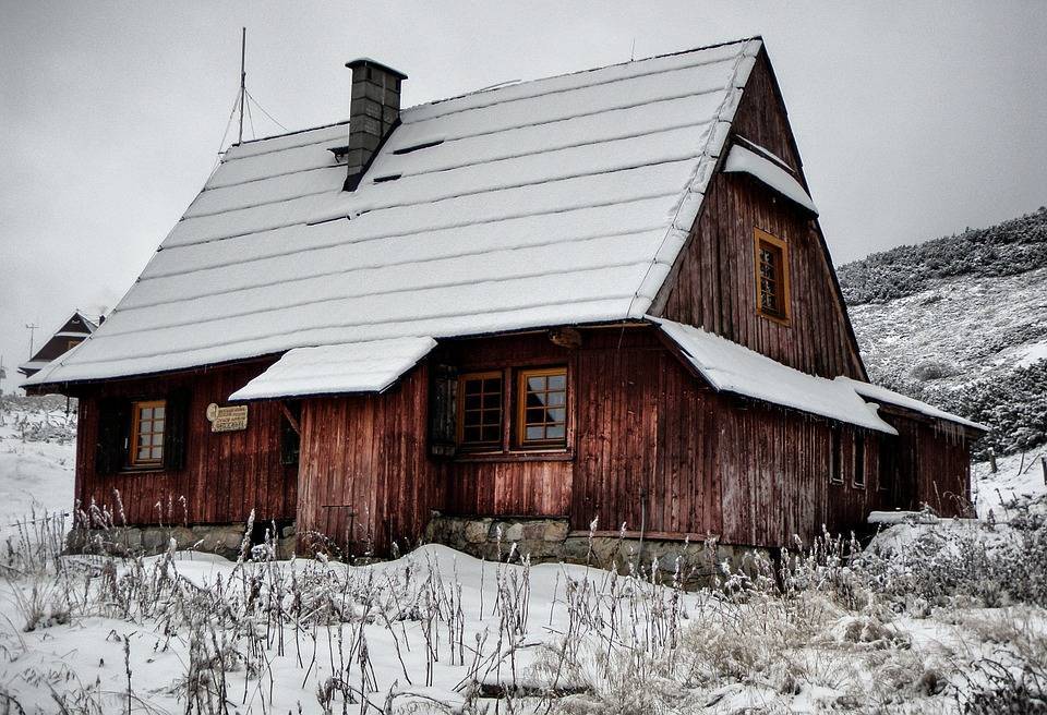 В Астраханской области трое грабителей залезли в дом к 76-летней пенсионерке