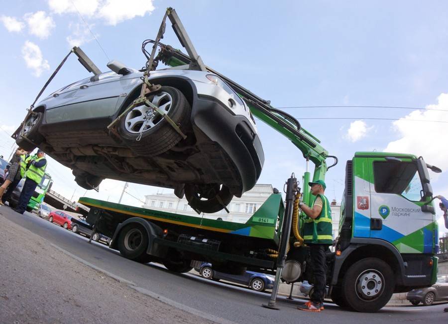 Porsche и Bentley чаще всего эвакуируют в Москве за неправильную парковку