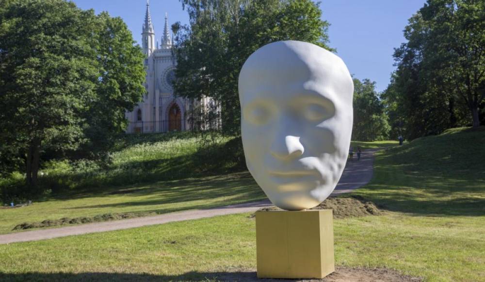 В Петергофе установили четырехметровую скульптуру-маску Пушкина