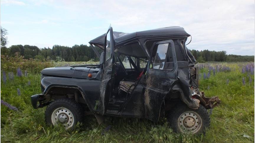 В Кировской области на трассе грузовик смял «УАЗик»