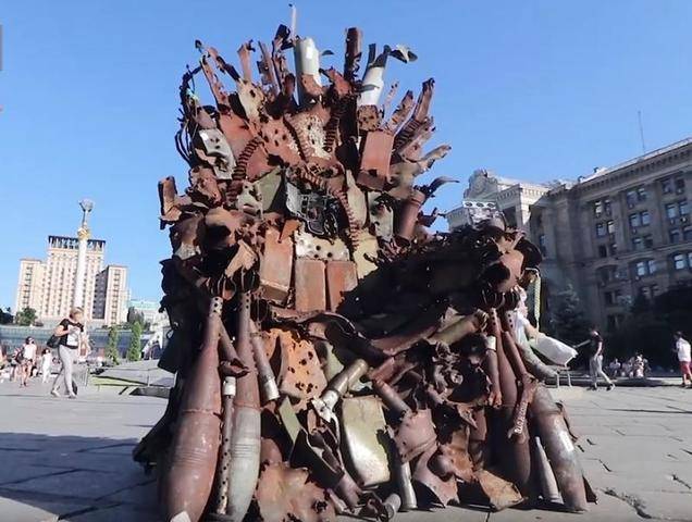 «Железный трон» из обломков военной техники воздвигли в центре Киева