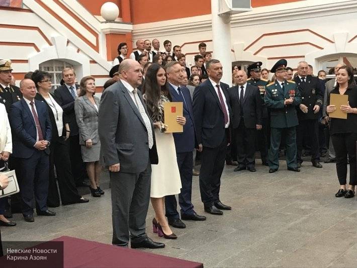 Беглов лично вручил награды лучшим выпускникам вузов Санкт-Петербурга