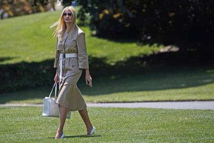 Дочь Трампа укуталась в пальто в 30-градусную жару