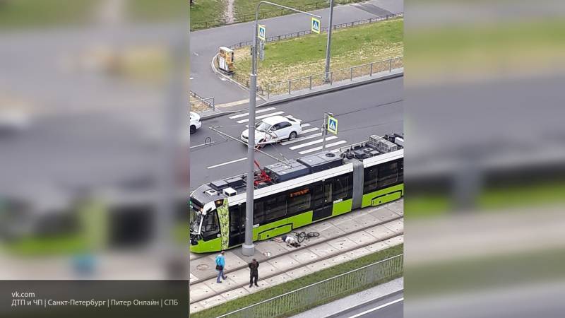 Попавший под трамвай "Чижик" велосипедист скончался в петербургской больнице