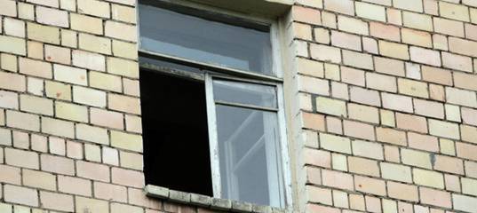 В Тюмени мужчина выпал из окна многоэтажки. Он погиб