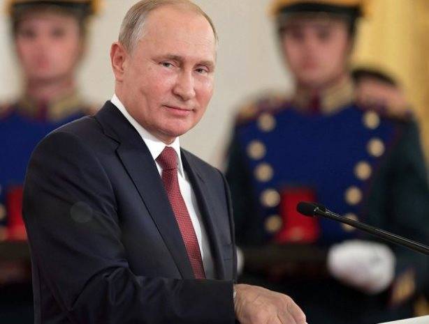 Путин: в России продолжат развивать систему соцгарантий для военных