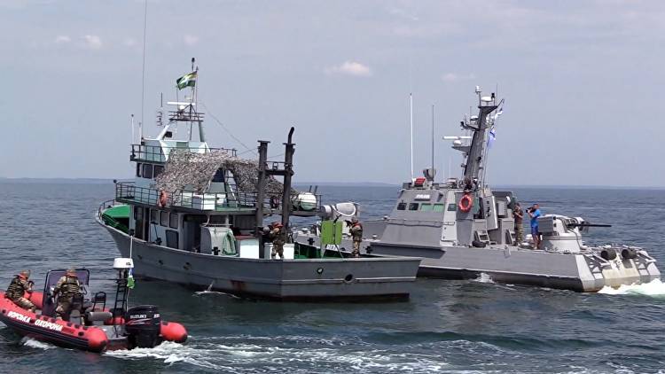 Пограничники Украины отработали "захват" судна в Азовском море