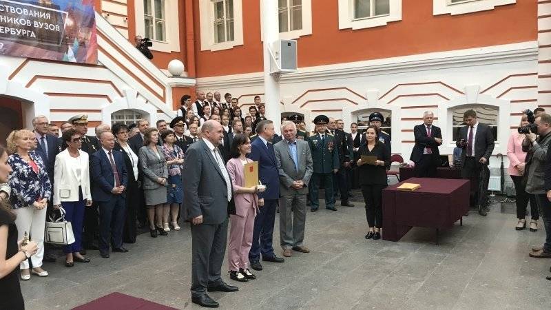 Глава Петербурга Беглов поздравил лучших петербургских выпускников