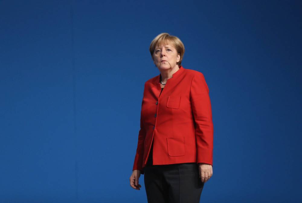 Тремор возвращается: канцлера Германии снова трясет на мероприятии в Берлине