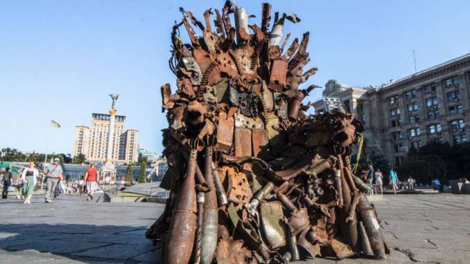 В центре Киева установили "Железный трон" из обломков военной техники из Донбасса