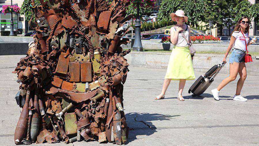 В центре Киева установили «железный трон» Донбасса