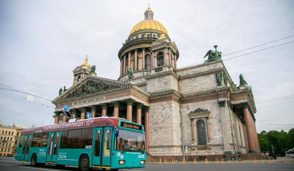 На улицах Петербурга появились театральные трамваи и троллейбусы