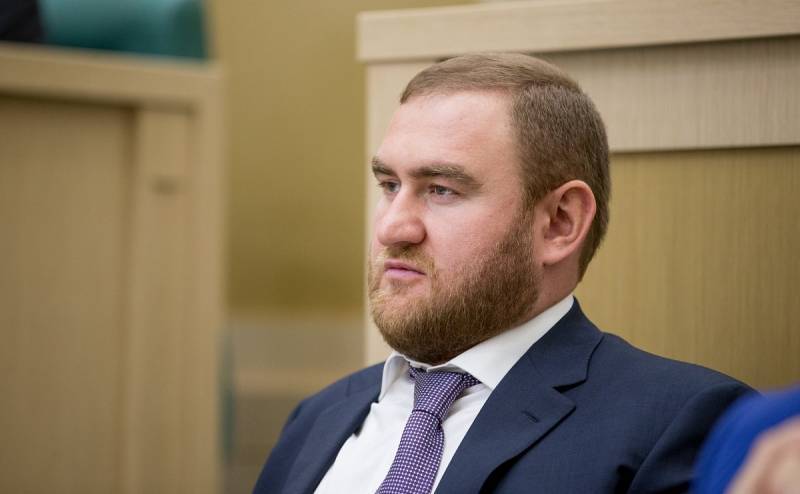 Сенатора Арашукова обвинили в заказном убийстве из-за плевка в портрет