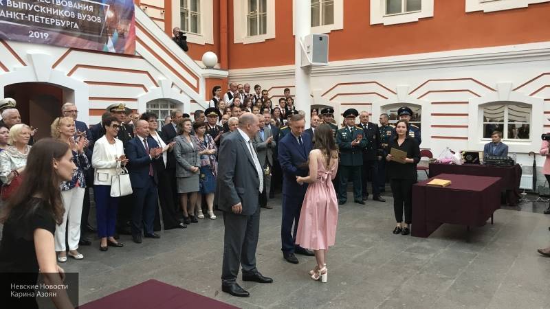 Беглов торжественно поздравил лучших выпускников вузов Петербурга