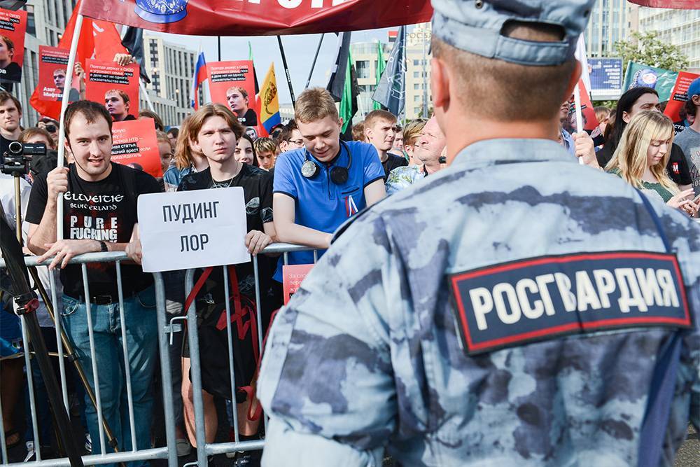 «Дождь»: Кремль объяснил МВД, что закон об оскорблении власти не надо использовать для защиты конкретных чиновников или силовиков
