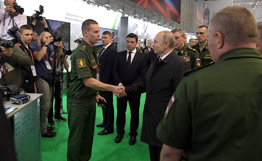 Путин осмотрел новинки военной техники на форуме "Армия-2019"