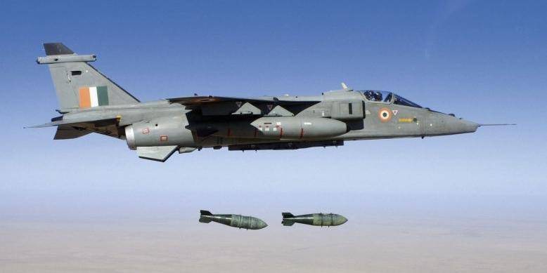 В Индии военный самолет сбросил на город учебные бомбы из-за птицы