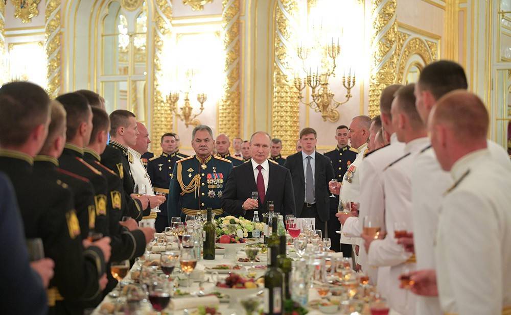 Путин поднял тост за офицеров и великую Россию