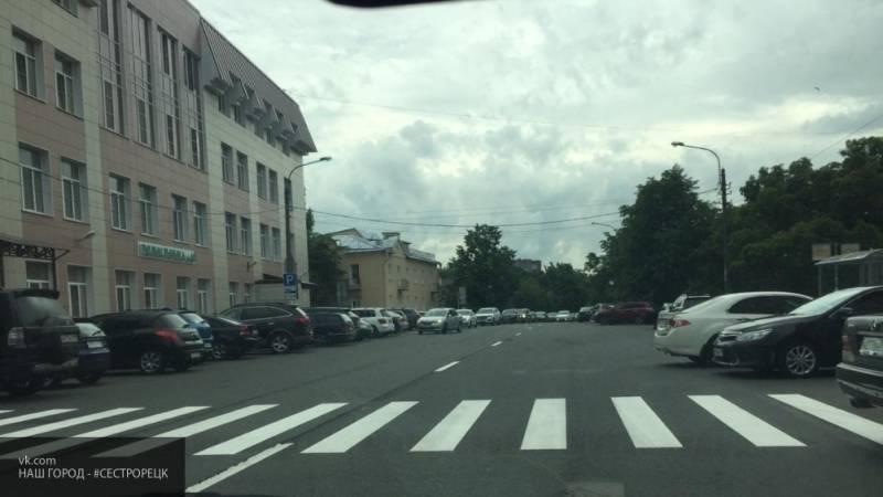 Пешеходный переход вблизи поликлиники в Сестрорецке оборудовали по поручению Беглова