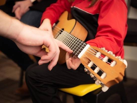 Психологи разобрались, помогают ли занятия музыкой учиться в школе