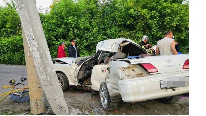 В Куйбышеве иномарка сбила пешехода и врезалась в ЛЭП. Пешеход и пассажир погибли.