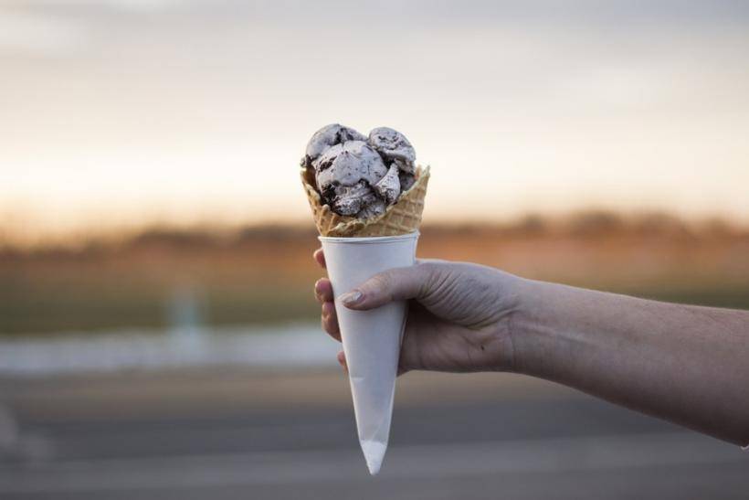 Медики рассказали о полезных и вредных свойствах мороженого
