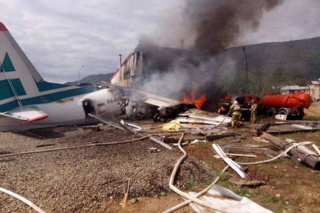 Второй пилот совершившего аварийную посадку самолета Ан-24 выжил