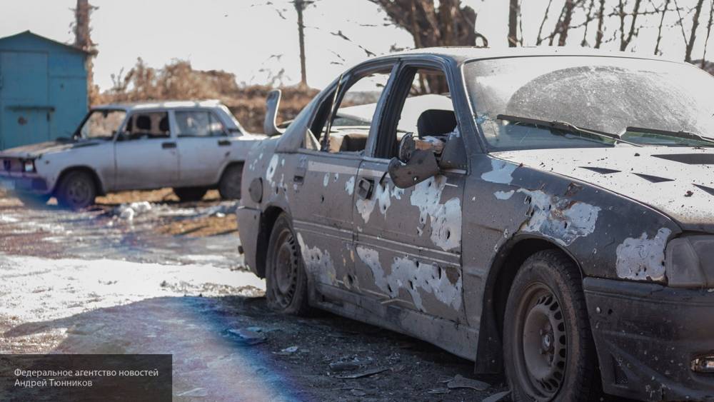 Украинские силовики открыли огонь по корреспонденту РИА Новости в Донбассе