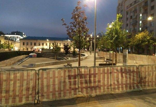 «Яму» на Хохловской площади в Москве обнесли забором
