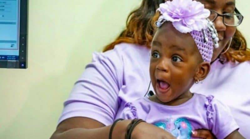 Невероятно трогательный момент, когда глухая с рождения девочка впервые услышала слова мамы «Я тебя люблю» (видео)
