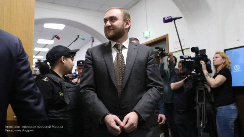 Арашукову и его отцу продлили арест до 30 сентября