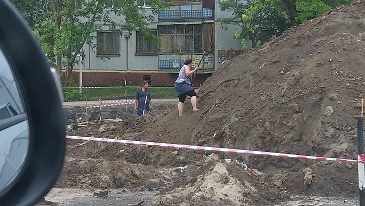 В Брянске цыгане занялись раскопками на улице Авиационной
