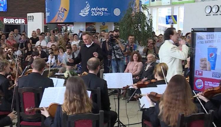 Военные песни: Президентский оркестр выступил на вокзале в Минске