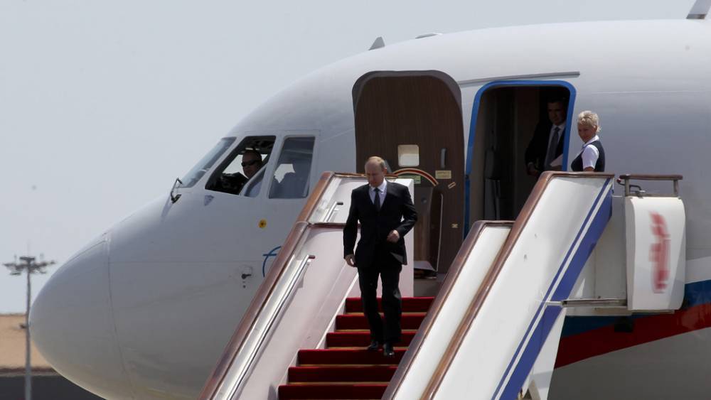 Самолет президента России приземлился в международном аэропорту Осаки