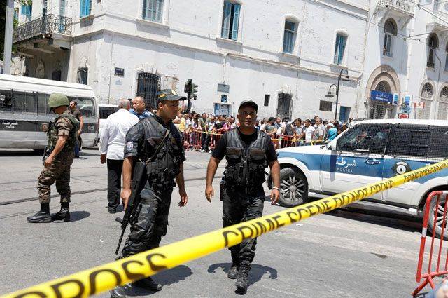 СМИ: при взрыве в Тунисе погиб полицейский