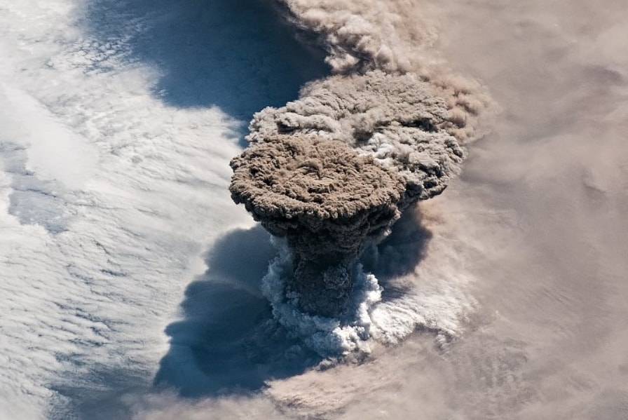 Вулкан на Курилах проснулся после ста лет затишья и уничтожил все живое на острове