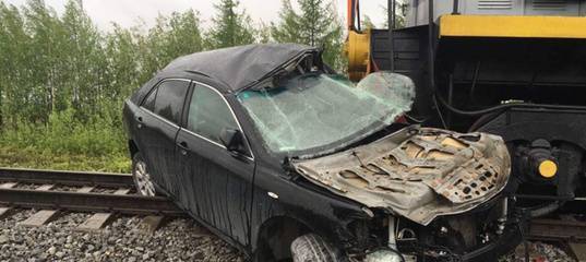 На Ямале локомотив протащил иномарку по путям: погиб водитель автомобиля