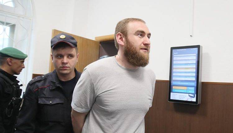 Суд продлил арест экс-сенатора Арашукова