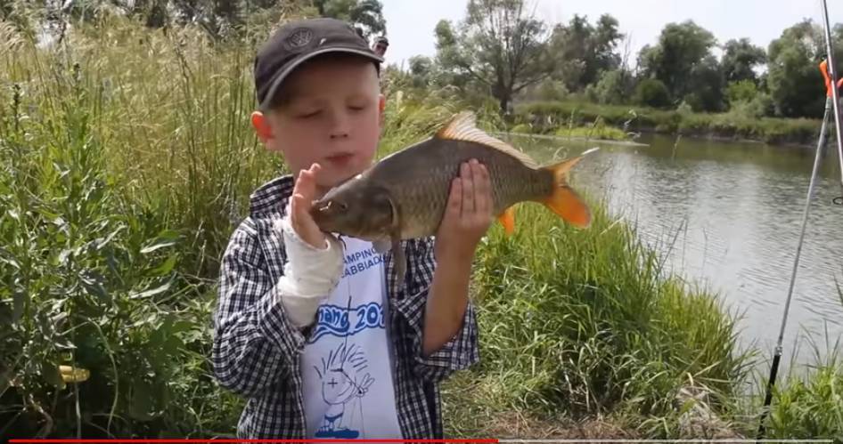 Рыбалка с Ильичом. 6-летний блогер с разодранной рукой поймал трофейного карпа