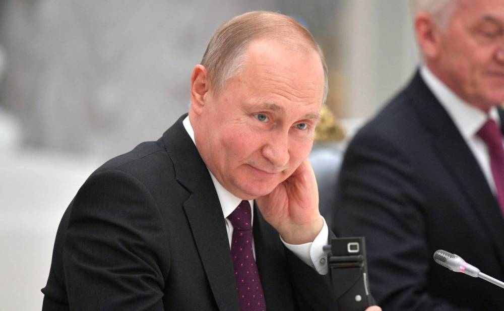 В сети посмеялись над Путиным: всевидящая хачапури следит за российским президентом