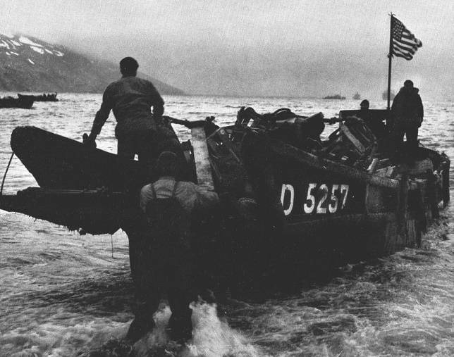 Огонь по своим: как погибло 70 солдат США при штурме пустого острова | Русская семерка