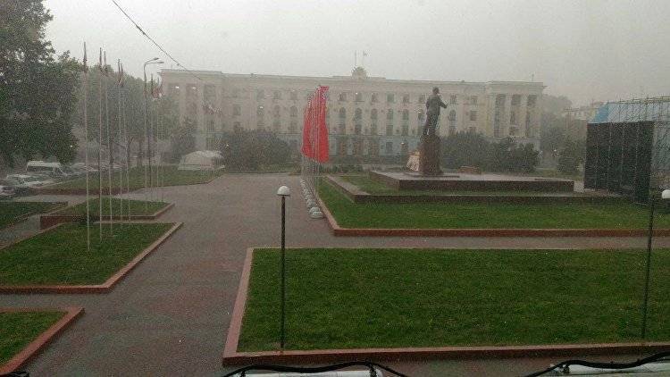 Симферополь штормит: в пятницу город накроют ливень и град