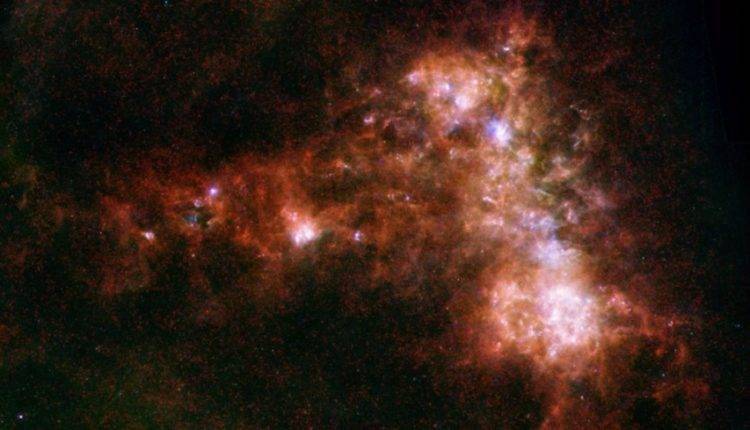 В Млечном Пути нашли систему из трех звезд с коричневым карликом