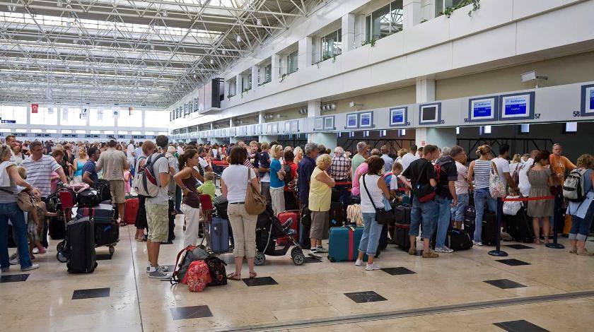 Сотни россиян застряли в аэропорту Антальи